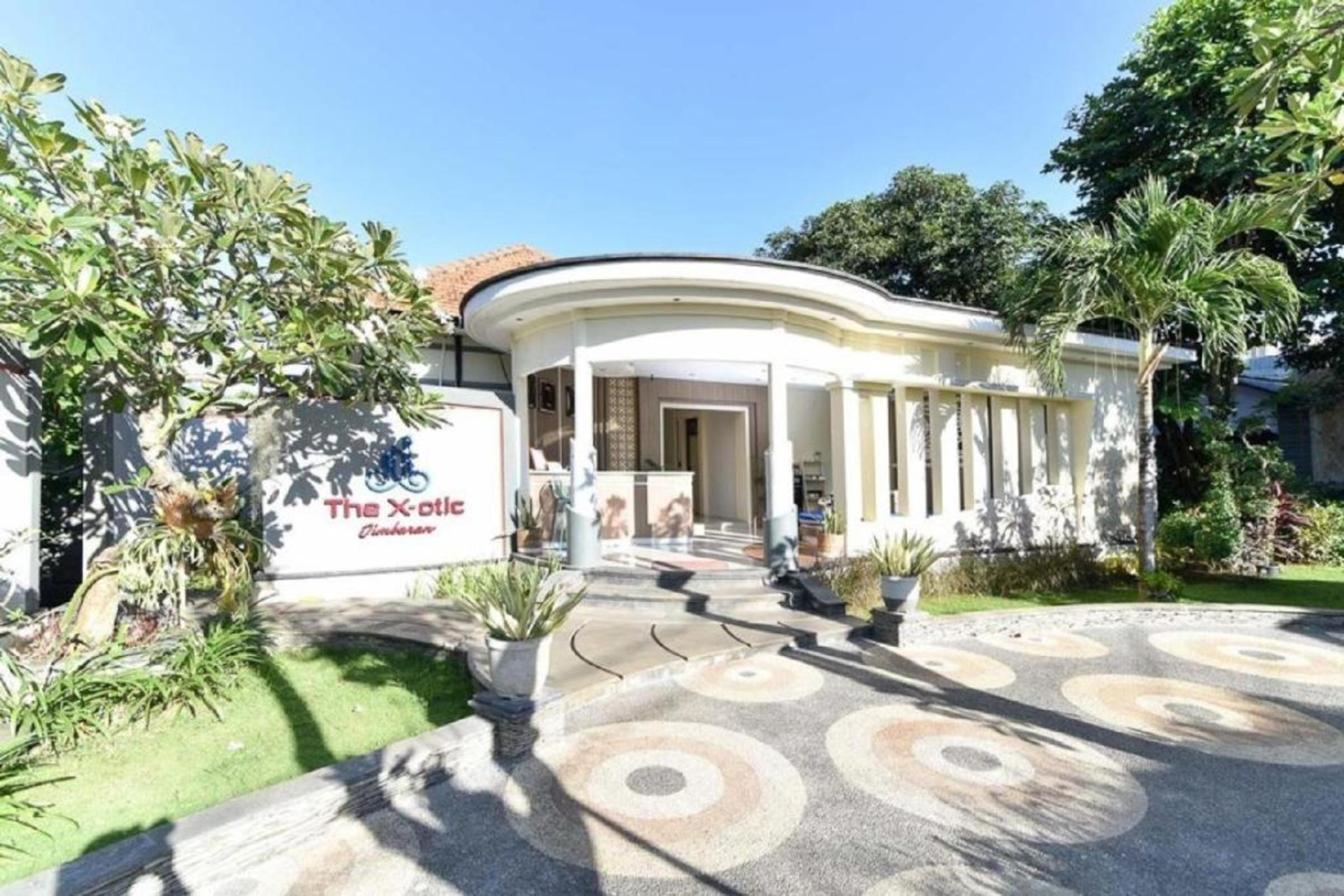 红多兹酒店-近金巴兰2号乌达亚纳大学 外观 照片