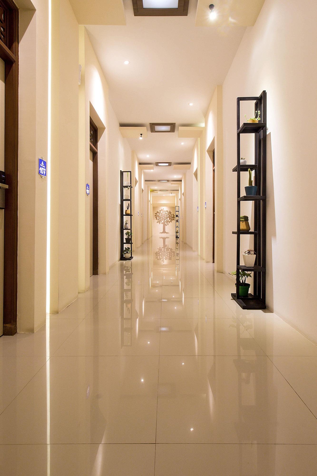 红多兹酒店-近金巴兰2号乌达亚纳大学 外观 照片
