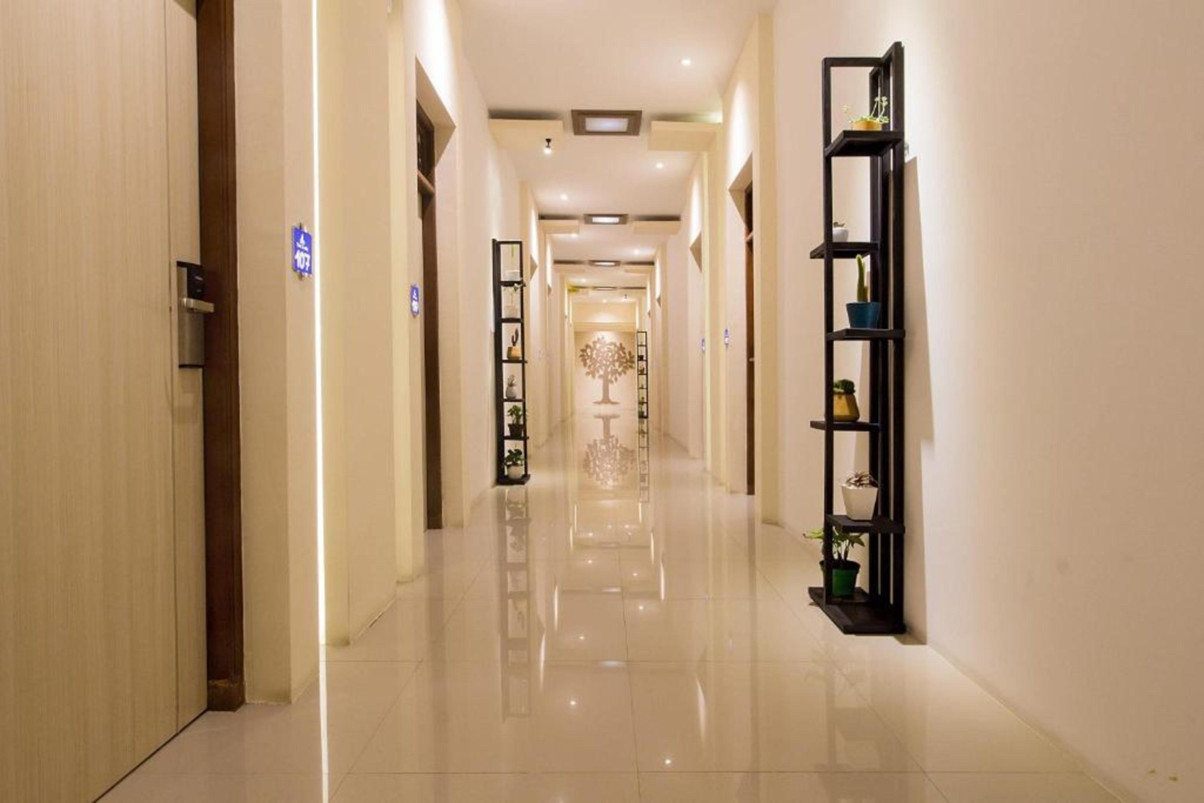 红多兹酒店-近金巴兰2号乌达亚纳大学 外观 照片