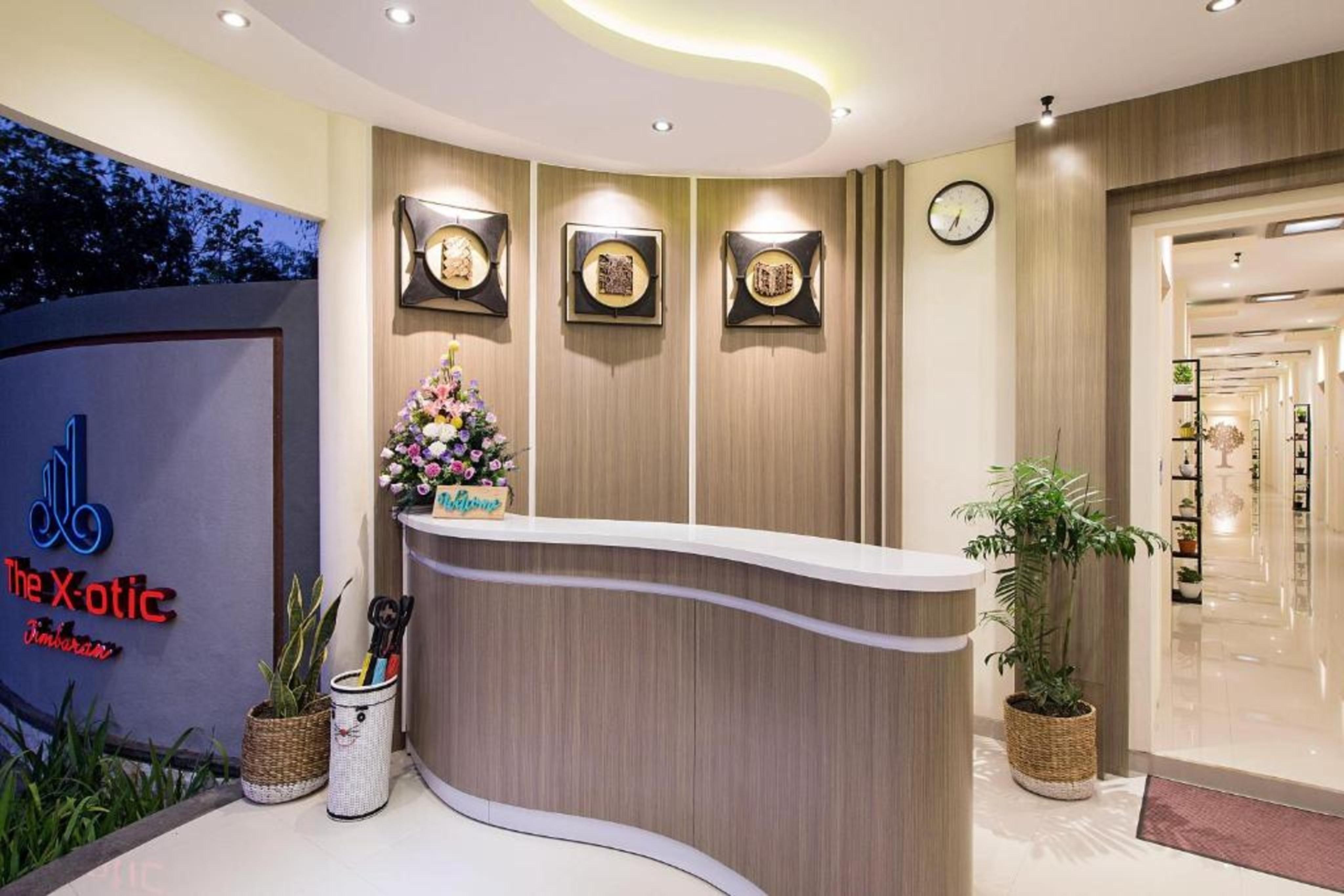 红多兹酒店-近金巴兰2号乌达亚纳大学 外观 照片